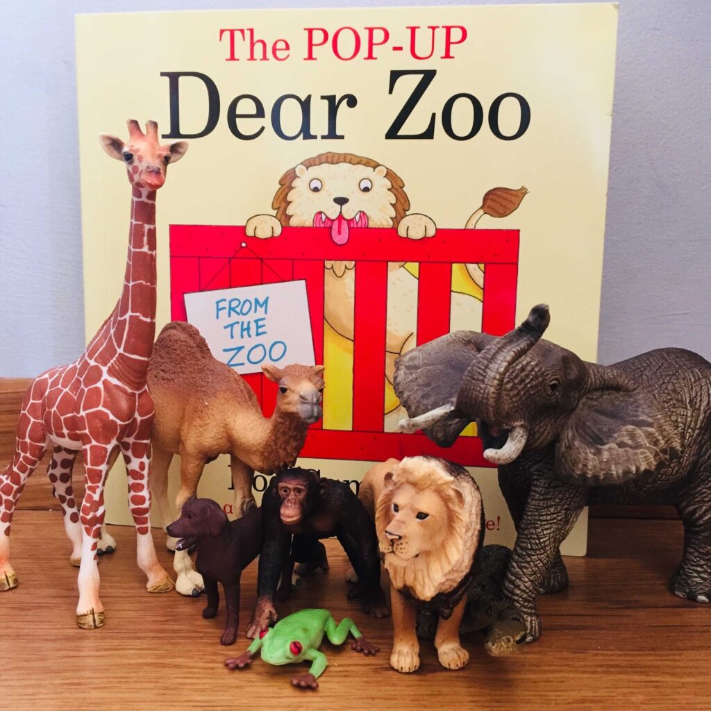 Angielska książka „The Pop-up Dear Zoo" z figurkami żyrafy, słonia, lwa i szympansa
